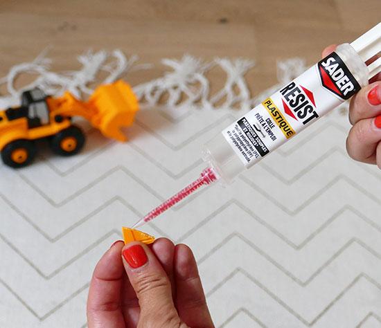 Comment réparer son jouet en plastique avec de la colle etape 3