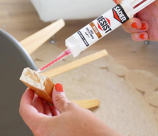 Comment réparer une table d'appoint en bois avec la colle Résist Bois etape 3