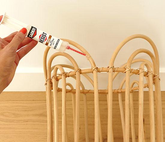 Comment réparer un cache pot en rotin avec de la colle bois etape 3