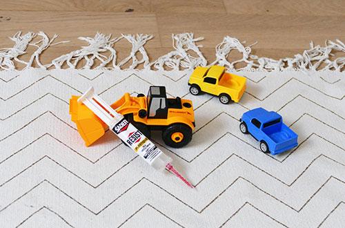 Comment réparer son jouet en plastique avec de la colle header